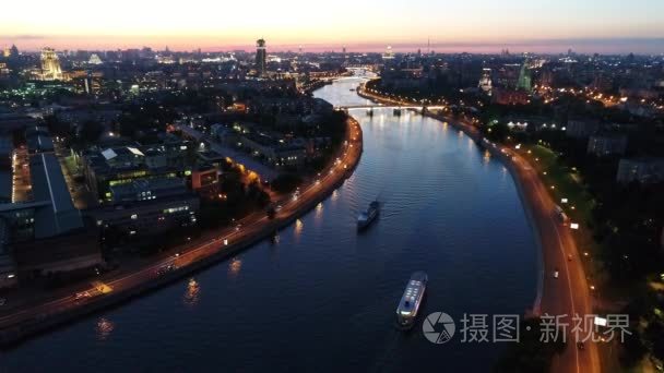 大城市和日落在夏天河视频