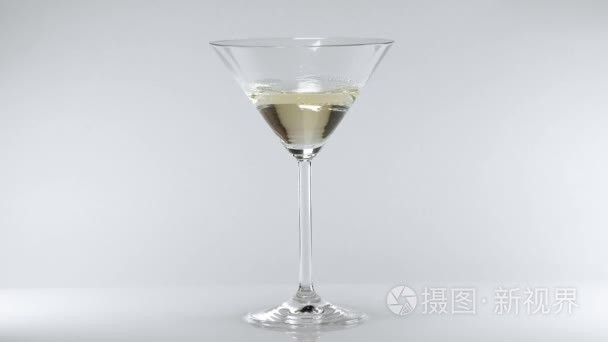 马丁尼鸡尾酒配橄榄经典饮品视频