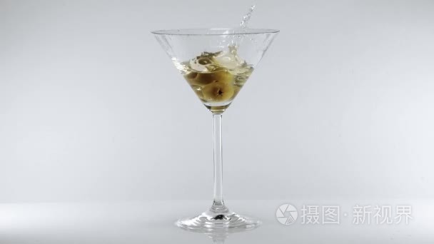 马丁尼鸡尾酒配橄榄经典饮品视频