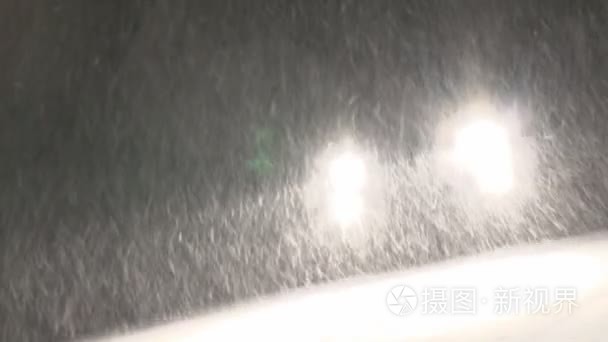 阴险的雪车头灯视频