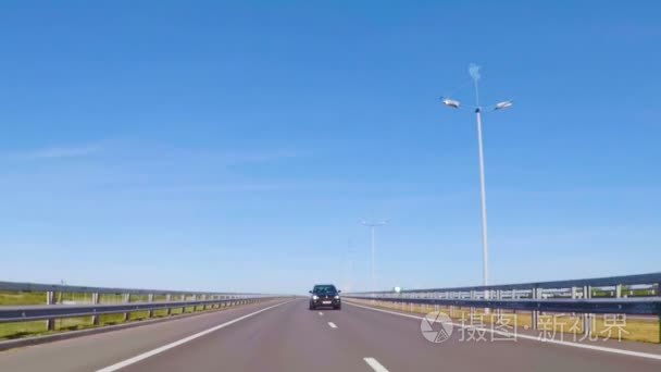 录像画面。角度来看回车辆驱动汽车旅游公路蓝色天空天 Pov。行驶在乡间小路上在欧洲的自然森林。加里宁格勒7 月 2017年俄罗