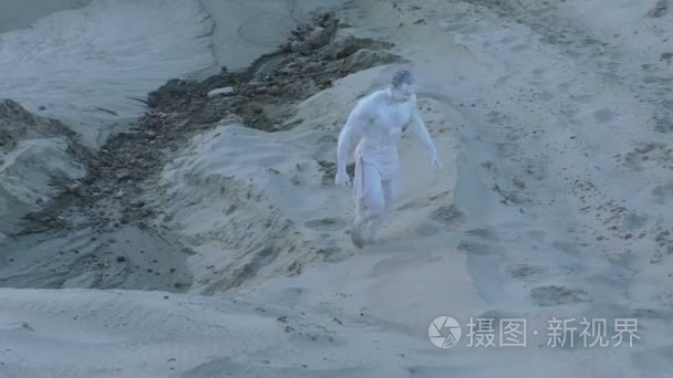 奇怪的人在沙滩上的步骤视频