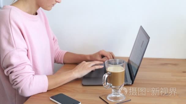 女人用她的笔记本电脑上网冲浪