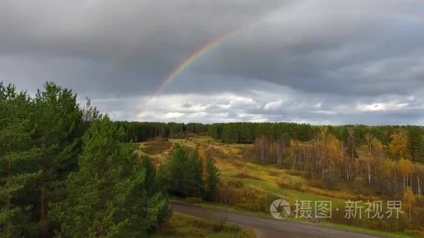 彩虹在秋天的森林