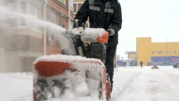 人与雪犁机除雪视频