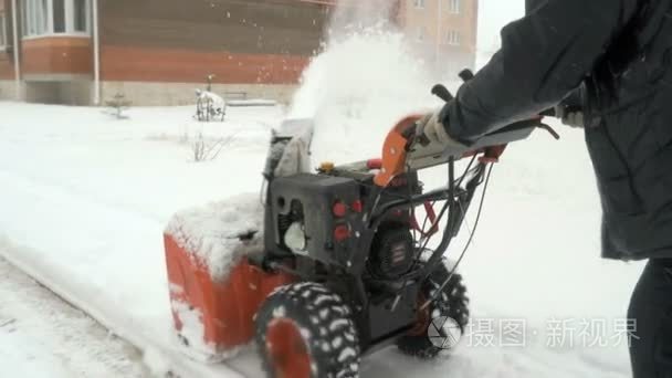 人与雪犁机除雪视频