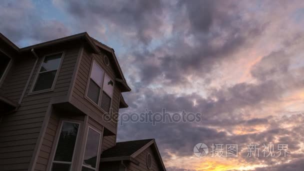 日落和屋顶的住宅郊区上空的云首页在欢乐谷俄勒冈州 4 k 到时间流逝