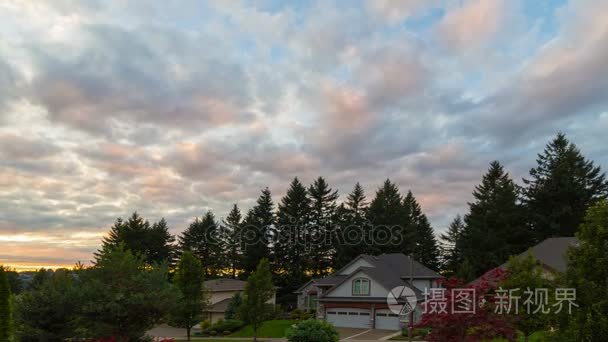 日落和住宅区房屋和树木在欢乐谷俄勒冈州 4 k 到时间流逝的云