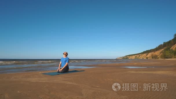 在荷花的立场站在海洋冥想的人视频