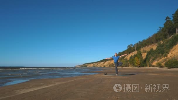 坚强的人练习困难瑜伽体式上海滩视频