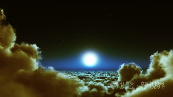 4 k 夜间飞行中云大众，月亮与天上的天空，高海拔外层空间