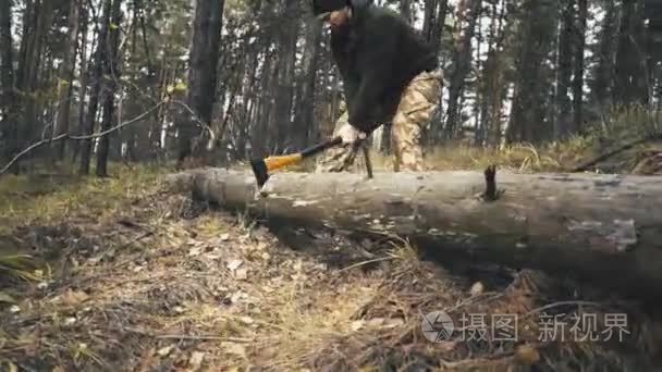 动态的斧头砍柴视频