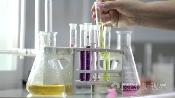 实验室烧瓶和量杯中医学实验室视频