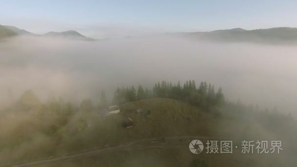 通过在山区的乌克兰村屋雾飞视频