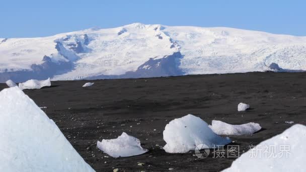 徒步旅行黑砂冰山海滩的女人视频