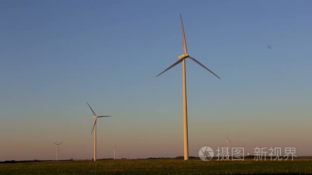 来自匈牙利的夕阳光的大风车视频