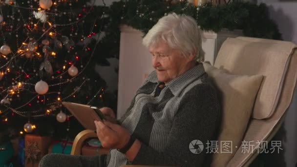 老年妇女阅读平板电脑上的邮件视频