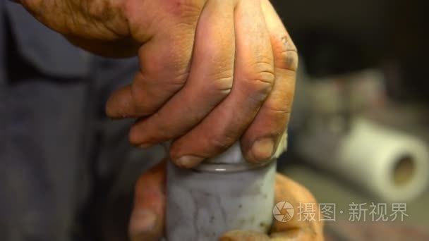 男人关闭与油漆能塑视频