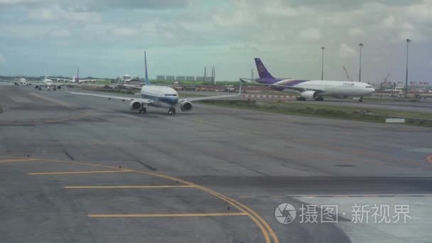 飞机正沿着跑道新曼谷国际机场素万那普素材视频