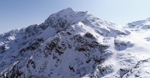 空中飞行在雪山峰脊制订前进。冬季室外雪高山野生自然景观。4 k 无人机飞行建立拍摄