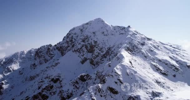 空中飞行在雪山峰脊制订向后移动。冬季室外雪高山野生自然景观。4 k 无人机飞行建立拍摄