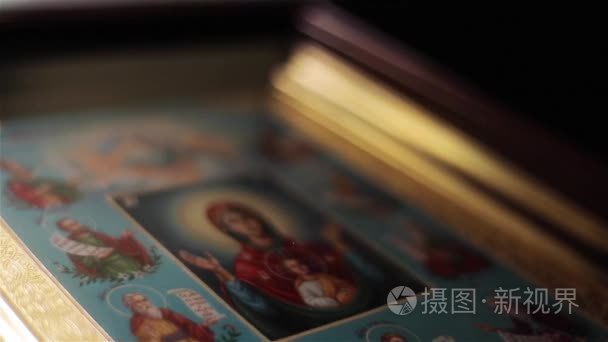 在圣  尼古拉斯东正教大教堂圣母玛利亚在尼斯宏的图标图像关闭了光移动。装裱画上帝欧路莎位置与出席了圣徒的孩子的母亲视频