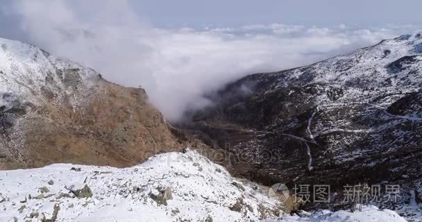 空中飞行在雪山岭谷云与太阳制订前进。冬季室外雪高山野生自然景观。4 k 飞行建立拍摄