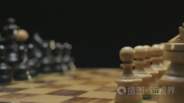 在黑色背景上的棋盘旋转视频