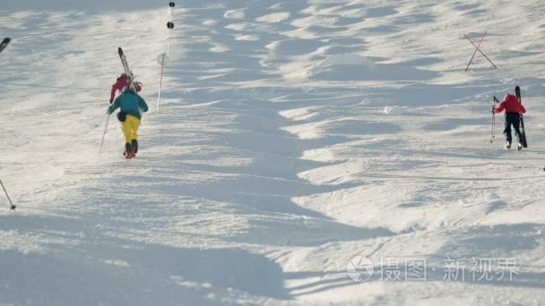 滑雪者走雪回转坡