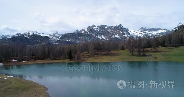 向前迈进上面村庄和蓝色的湖松落叶松森林森林和雪山在秋天。秋季阿尔卑斯山户外自然花葶山野生空中 establisher.4k 无人