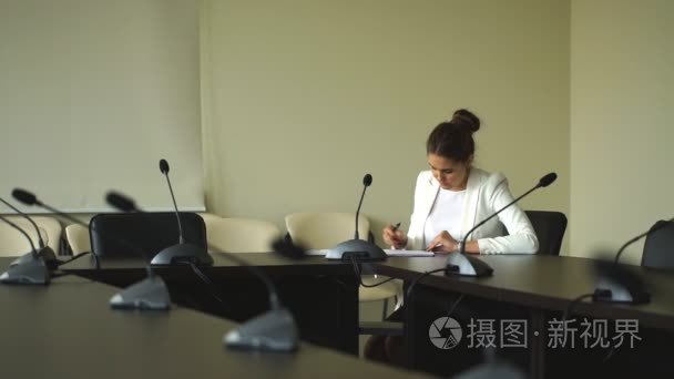 女企业家在办公室的文件上签字视频