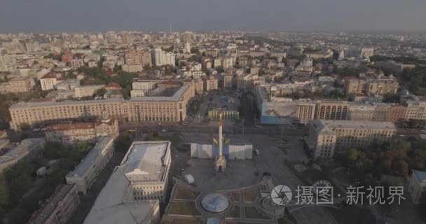 基辅独立广场航空调查, 2017年8月20日。日出时从高处的城市景观。夏天的清晨, 黎明在基辅的古城。黎明时分从房屋上空视频