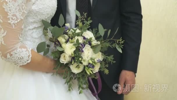 新娘和新郎在婚礼上互相拥抱视频