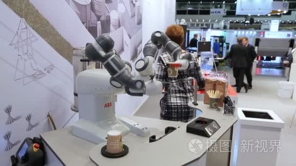 机器人用灵活的双手使一杯咖啡