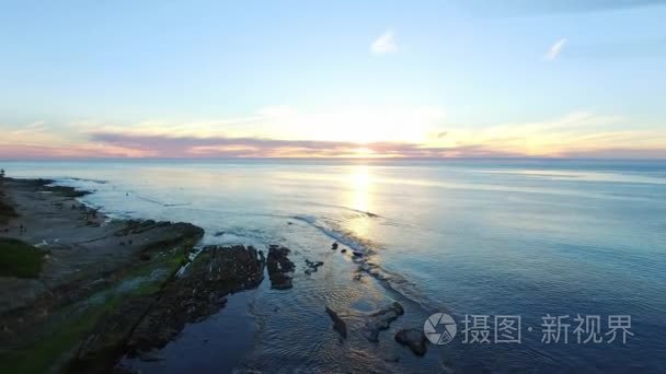 直升机飞行以上石头海岸太平洋视频