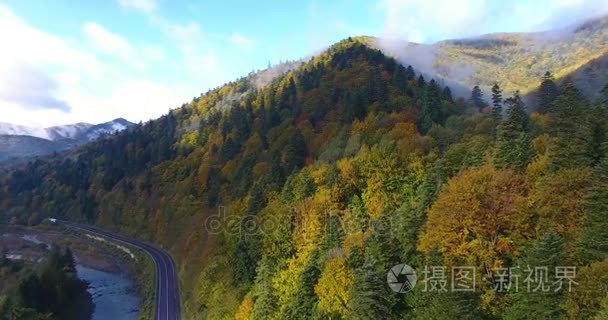 在秋天的喀尔巴阡村鸟瞰图视频