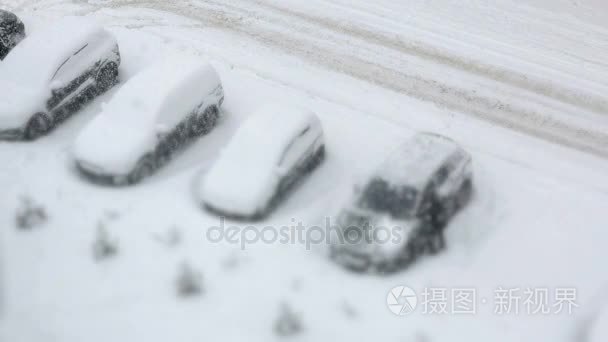 与冬季大雪覆盖车停车场视频