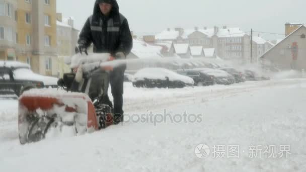 人与雪犁机除雪视频