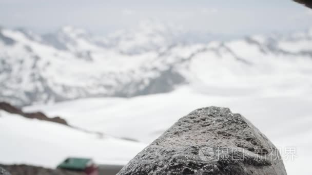 冒险脚在皮革靴子踩在雪山风景景观