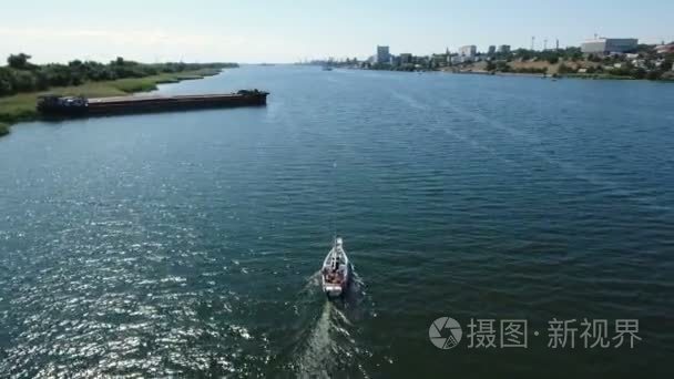 空中拍摄快速移动的游艇的南 Bug 在晴朗的一天视频