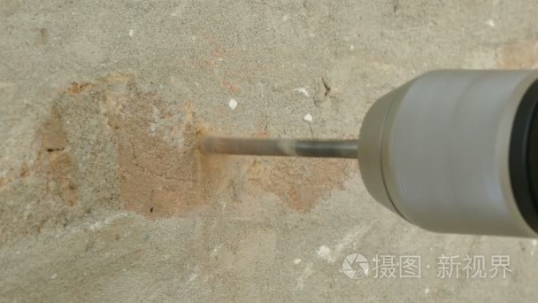 孔钻在一堵砖墙与电动工具视频