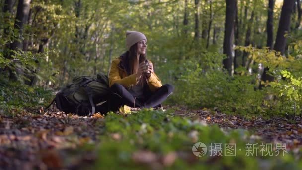 旅游女孩在木材喝茶视频