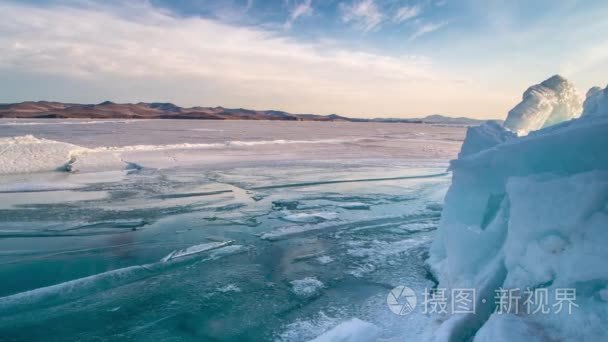 冰山在日落在贝加尔湖冰川泻湖视频