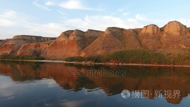 粗糙的海岸与高粘土山从鸟瞰图视频