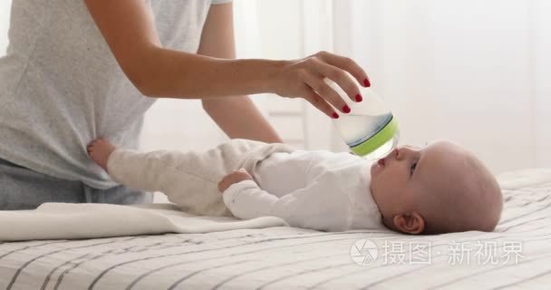 妈妈用矿泉水瓶喂宝宝视频