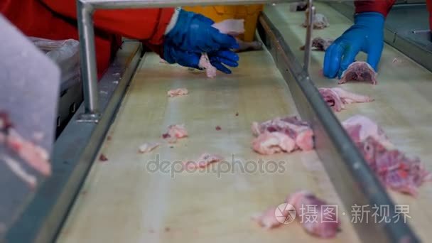 工人手动检测好和床鸡肉肉剩菜视频