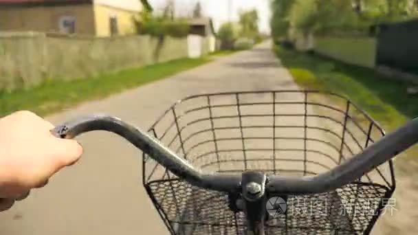 骑自行车沿一条美丽的道路视频