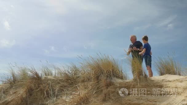 在远处的东西显示孙子的祖父