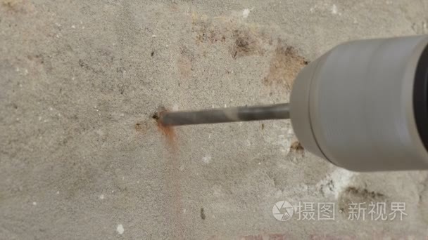 钻孔使用电动手工具的墙面砖