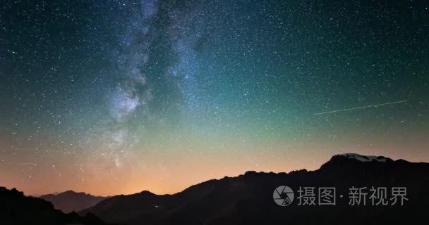 风景秀丽的流星爆炸与星尘在时间流逝的银河和满天星斗的天空旋转翻越阿尔卑斯山